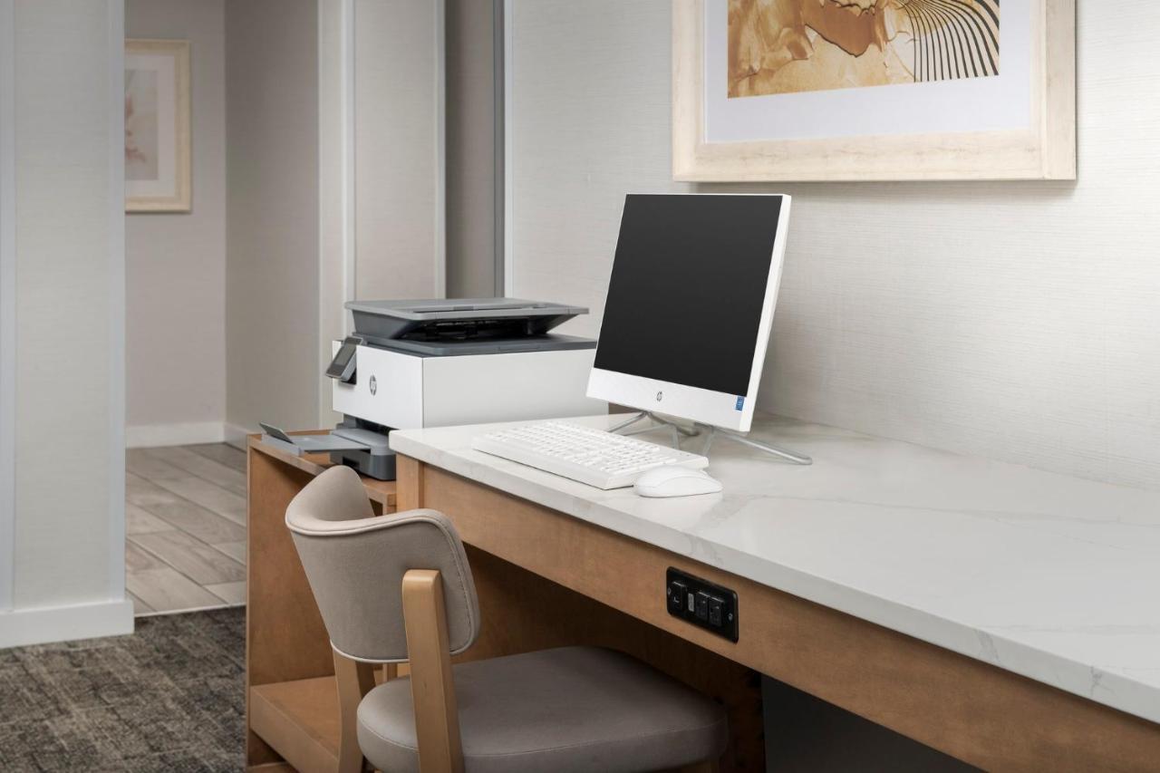 Hotel Staybridge Airport By Ihg