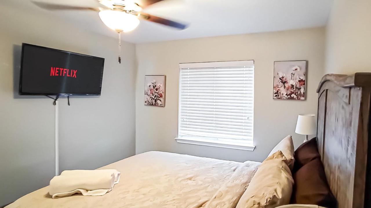 Holiday home Gorgeous Home- Close To Lackland Afb- Centrally Located