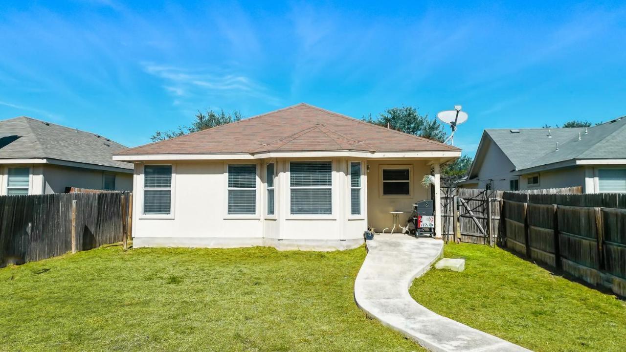 Gorgeous Home- Close To Lackland Afb- Centrally Located Holiday home