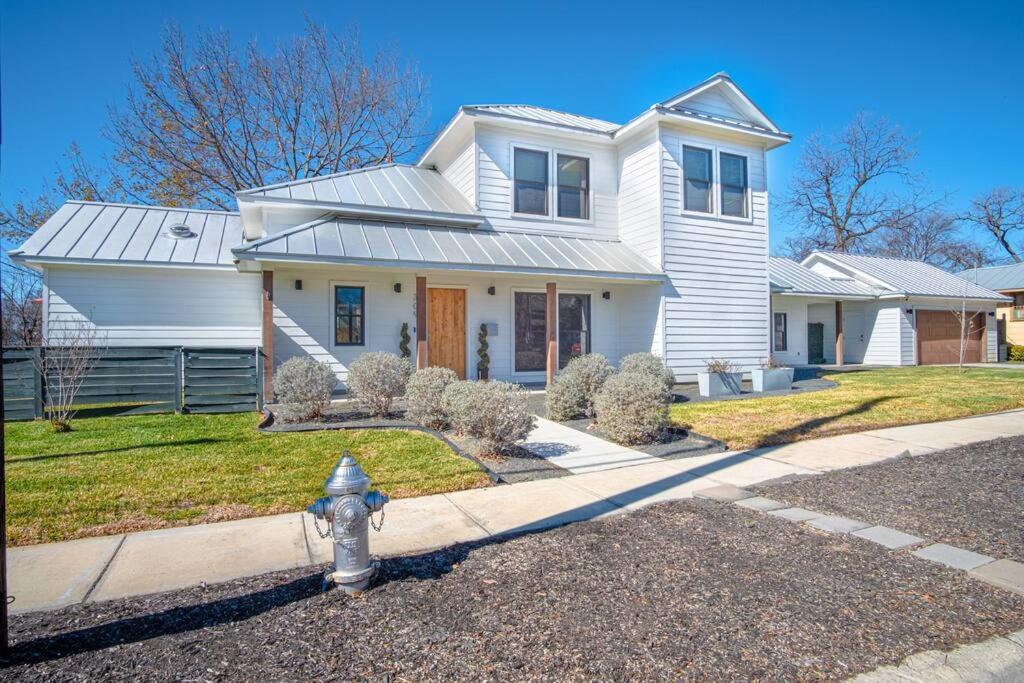 Downtown Modern Farmhouse-pool- Sleeps 12 San Antonio