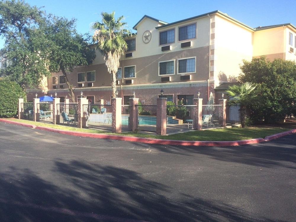 Hotel Days & By Wyndham North/stone Oak San Antonio