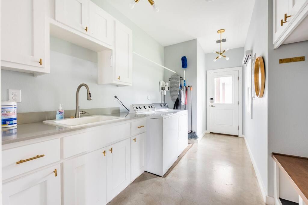 Downtown Modern Farmhouse-pool- Sleeps 12 Holiday home San Antonio