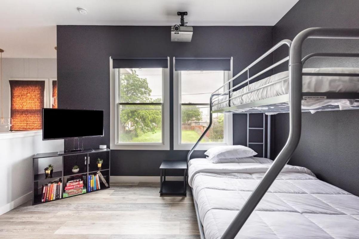 Downtown Modern Farmhouse-pool- Sleeps 12 Holiday home