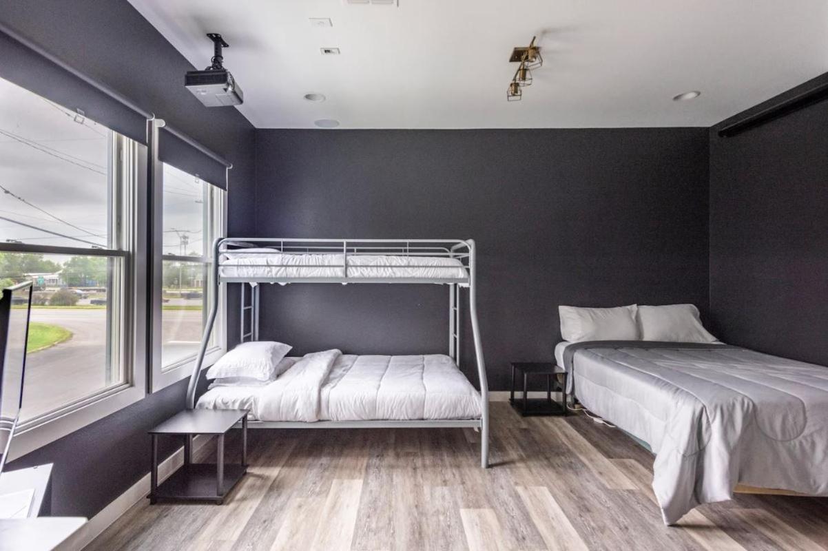 Downtown Modern Farmhouse-pool- Sleeps 12 Holiday home *