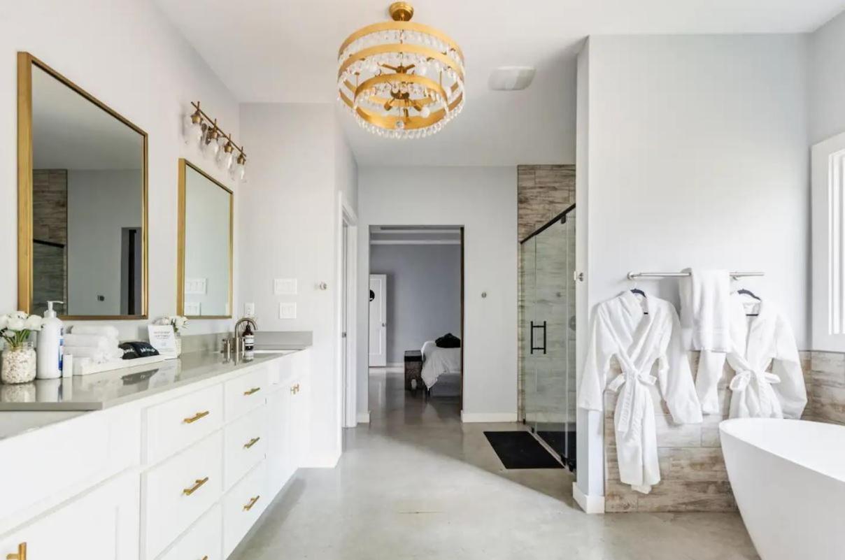 Downtown Modern Farmhouse-pool- Sleeps 12 Holiday home San Antonio