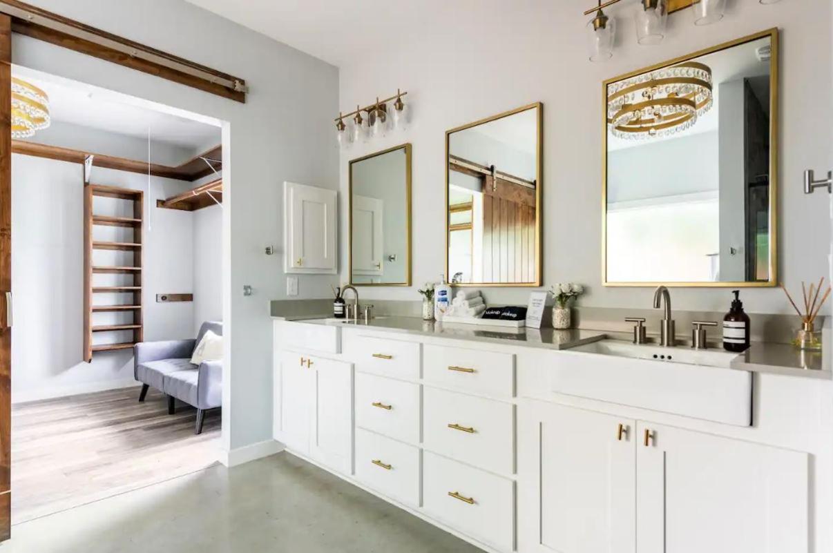 Downtown Modern Farmhouse-pool- Sleeps 12 San Antonio