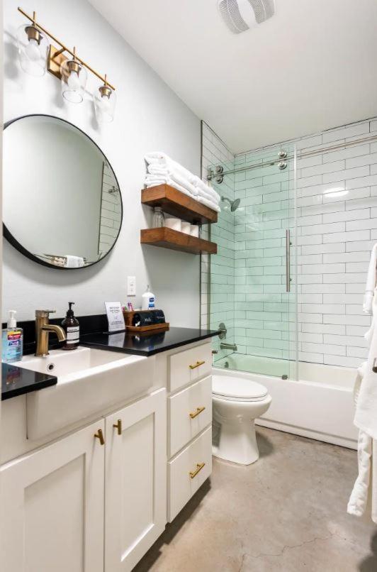 Downtown Modern Farmhouse-pool- Sleeps 12