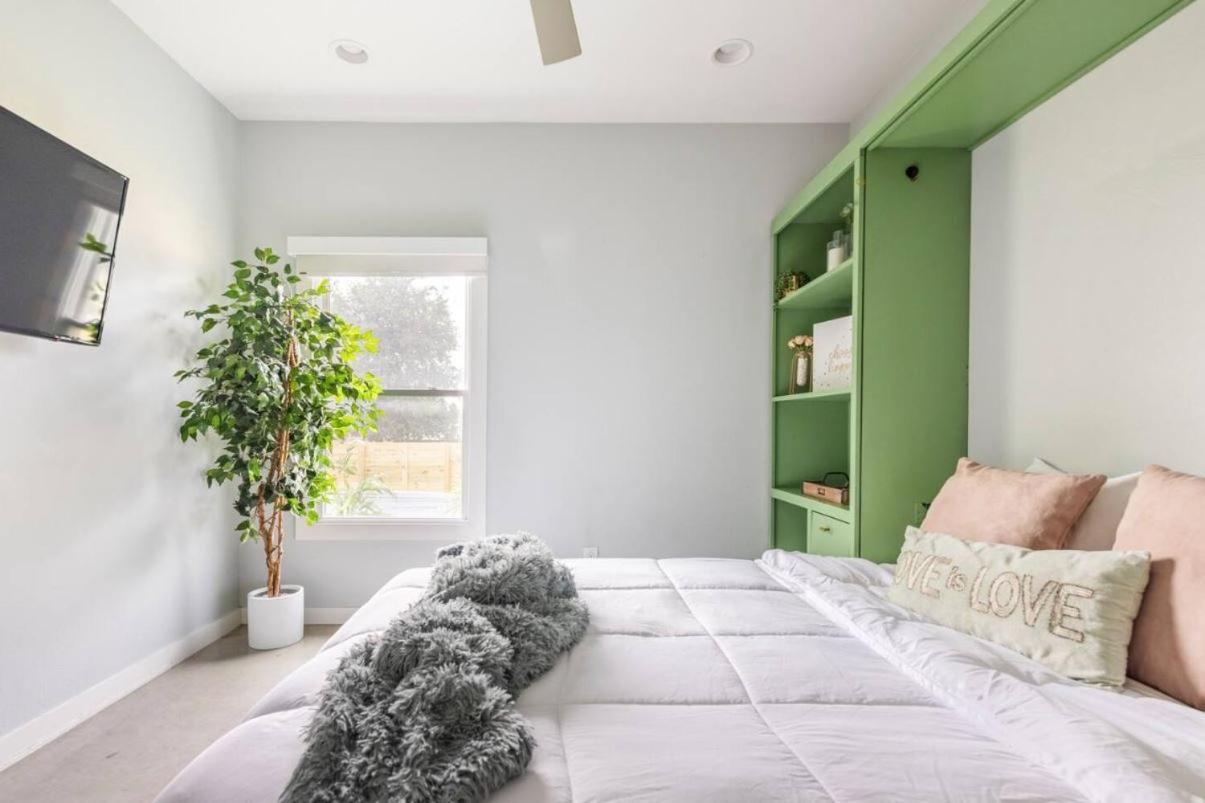 Downtown Modern Farmhouse-pool- Sleeps 12 * San Antonio