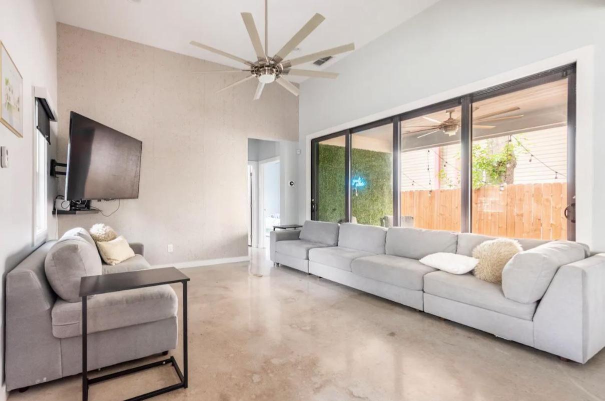 Downtown Modern Farmhouse-pool- Sleeps 12 *