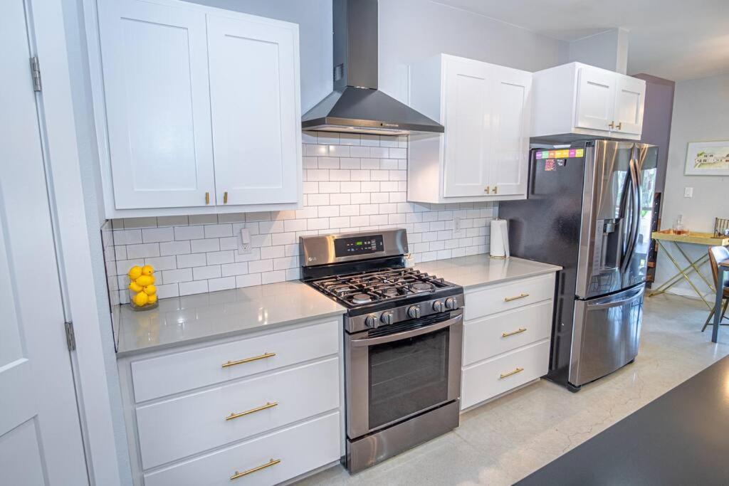 Downtown Modern Farmhouse-pool- Sleeps 12 San Antonio