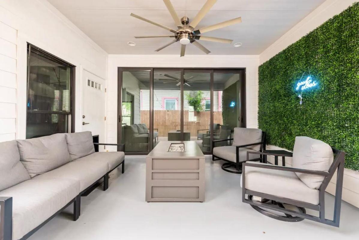 Downtown Modern Farmhouse-pool- Sleeps 12 Holiday home