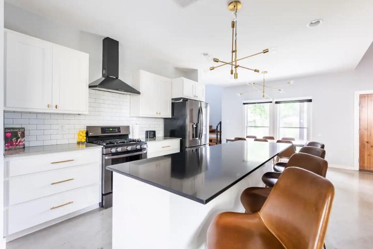 Downtown Modern Farmhouse-pool- Sleeps 12 *