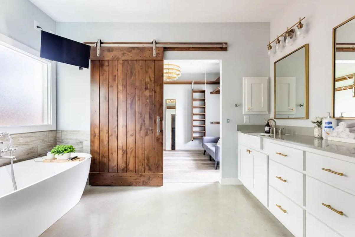 Downtown Modern Farmhouse-pool- Sleeps 12 Holiday home *