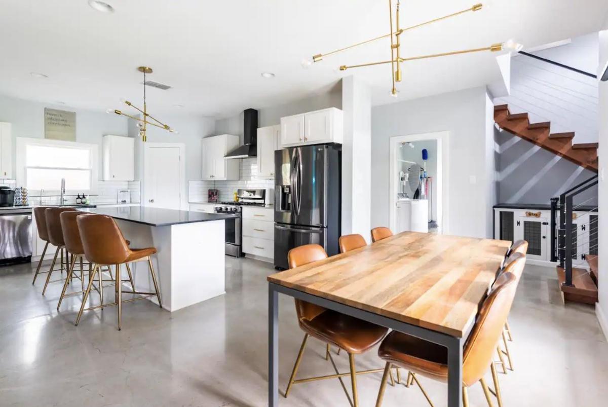 Downtown Modern Farmhouse-pool- Sleeps 12 Holiday home