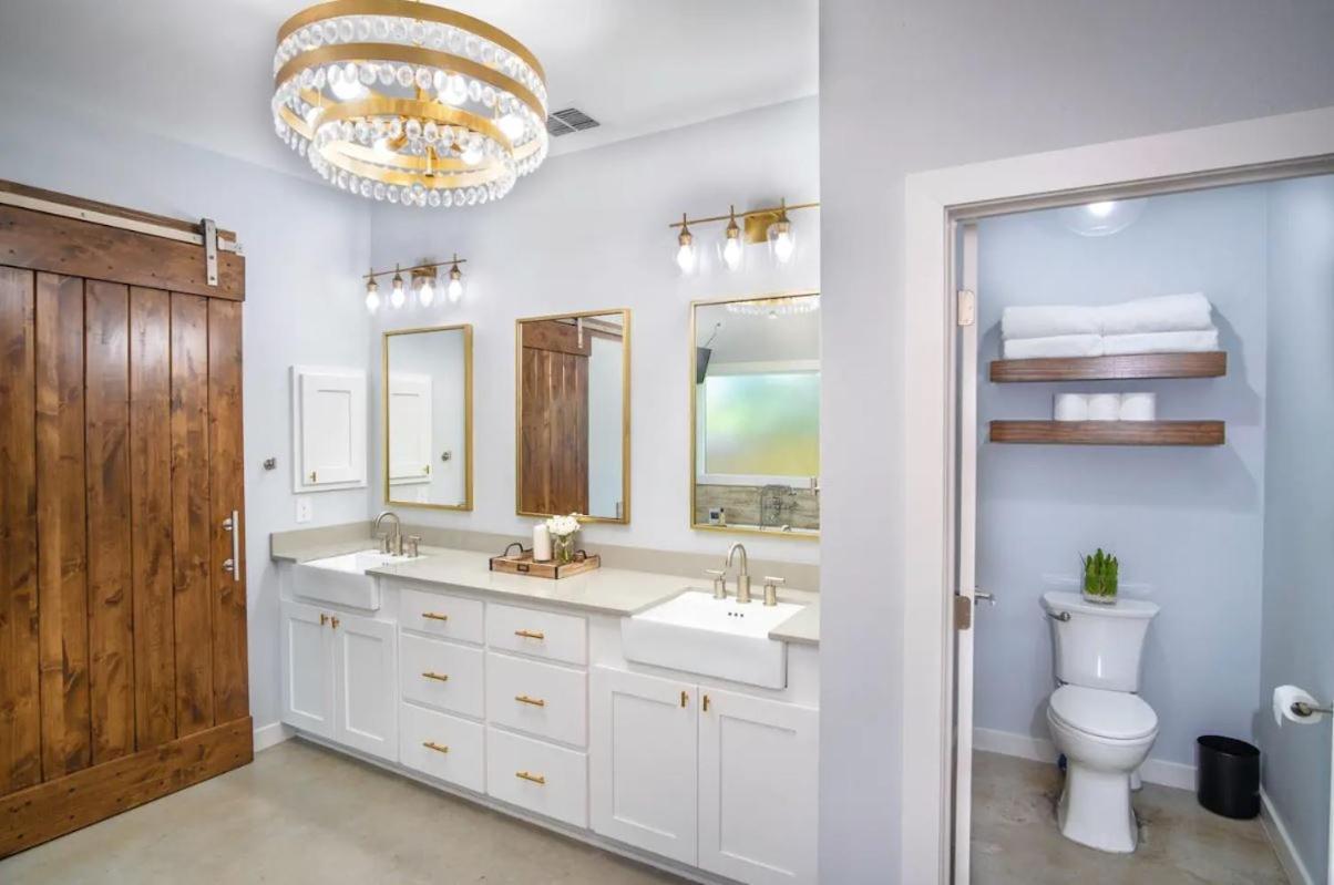 Downtown Modern Farmhouse-pool- Sleeps 12 Holiday home