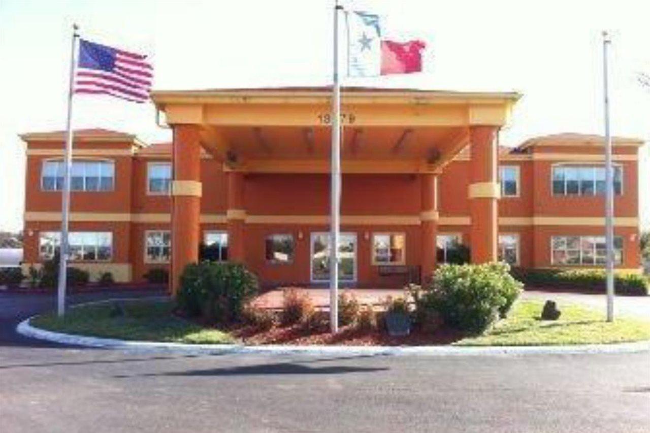 Hotel Quality & I-10 Near Fiesta Texas 2*