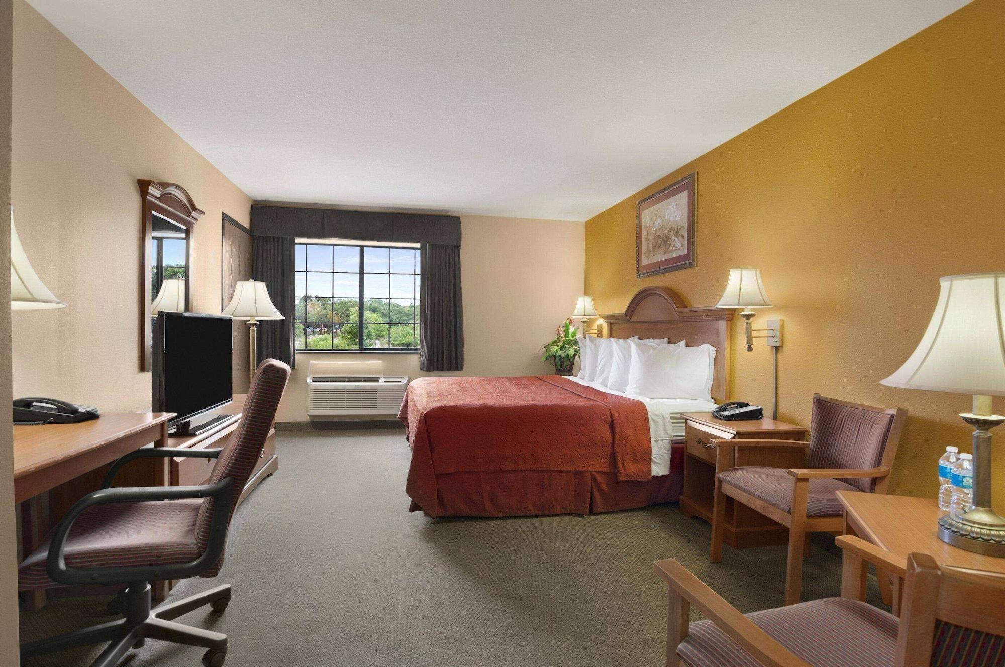 Days & By Wyndham North/stone Oak Hotel 2*