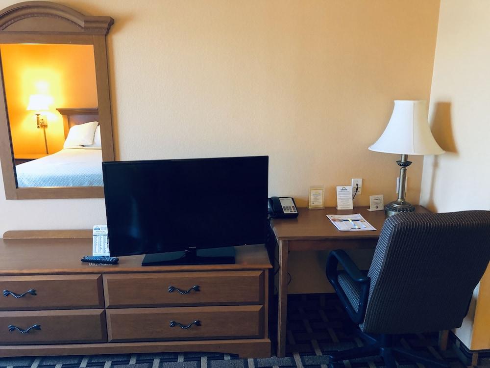 Days & By Wyndham North/stone Oak Hotel 2*
