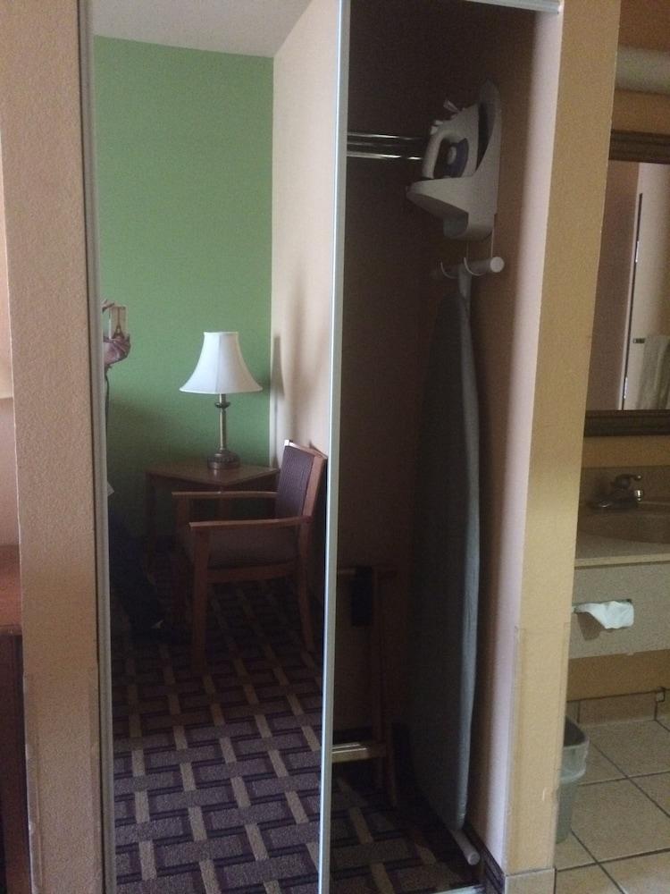 Days & By Wyndham North/stone Oak Hotel 2*