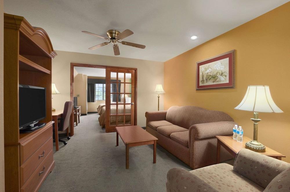 Days & By Wyndham North/stone Oak Hotel
