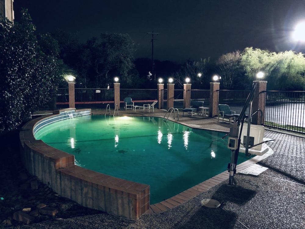 Hotel Days & By Wyndham North/stone Oak 2*