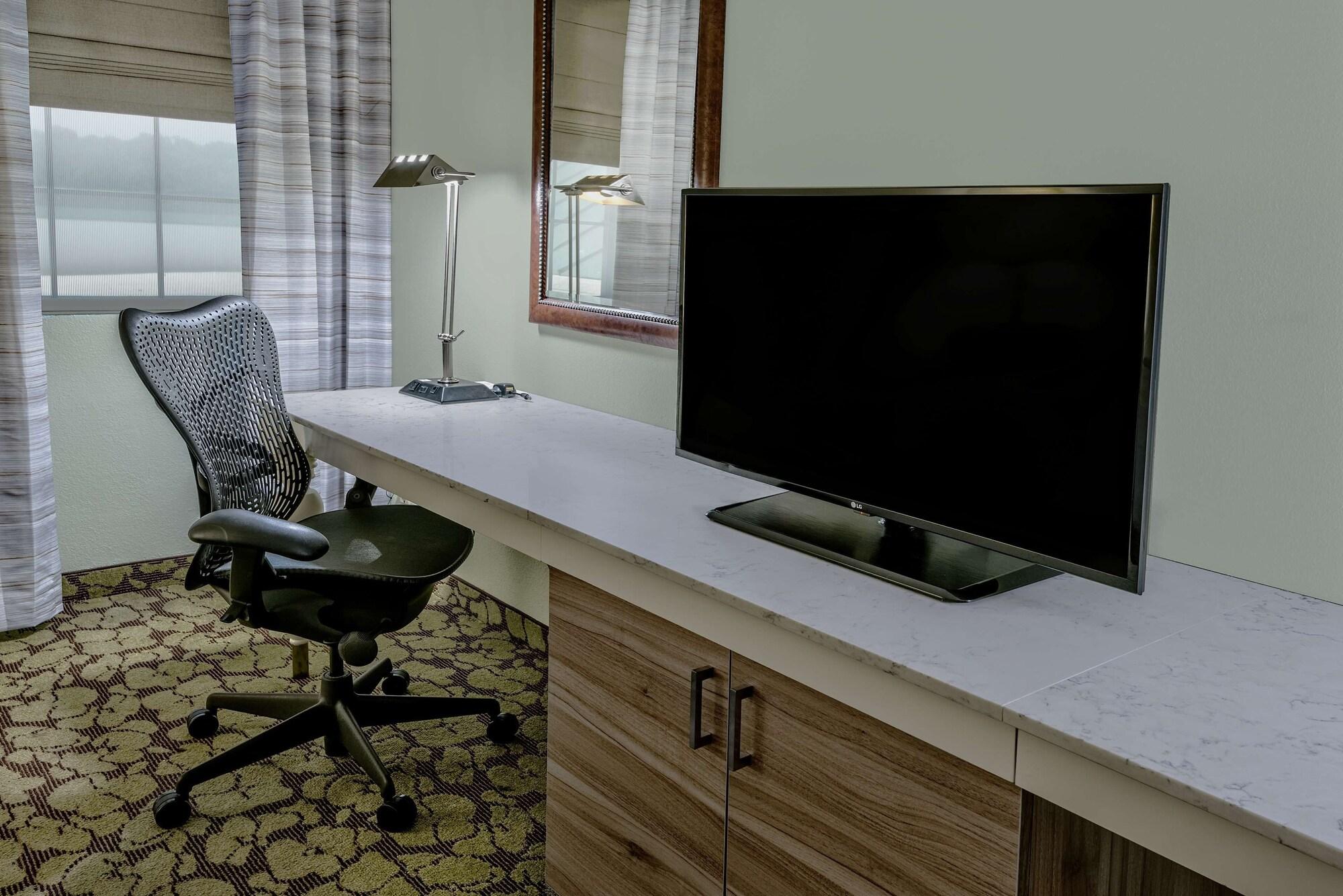Hilton Garden Airport 3*