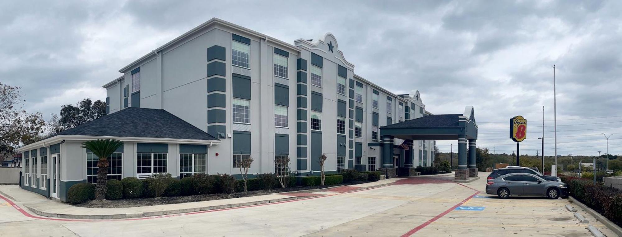 Hotel Super 8 By Wyndham San Antonio/alamodome Area 2*