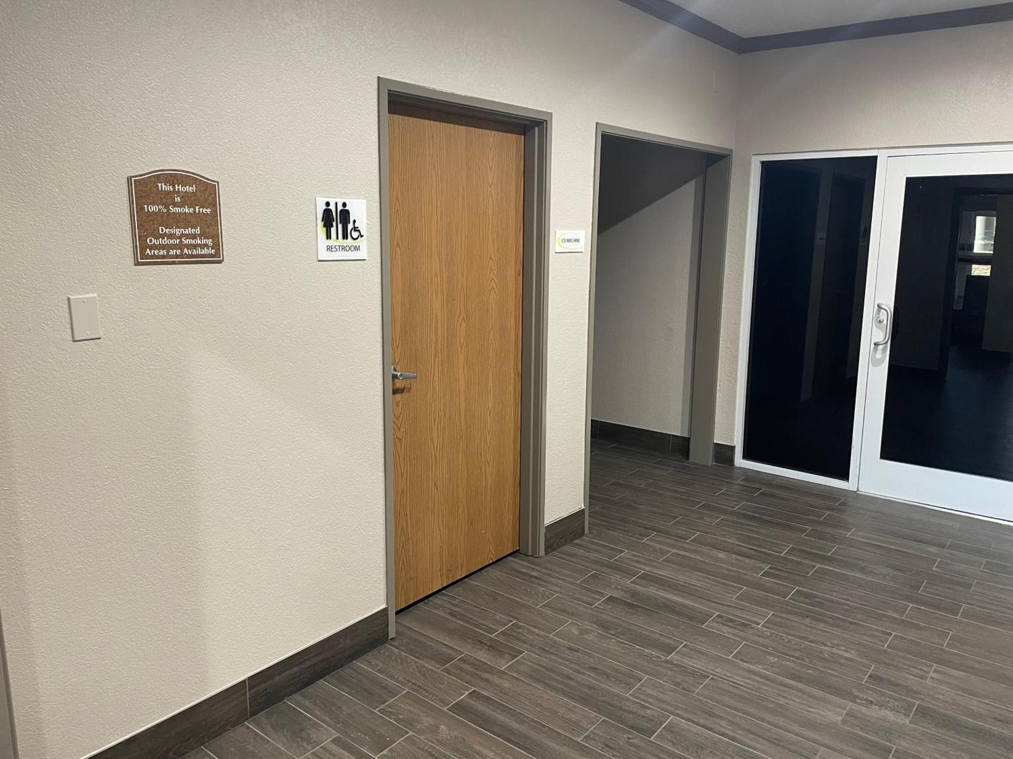 Super 8 By Wyndham San Antonio/alamodome Area Hotel San Antonio
