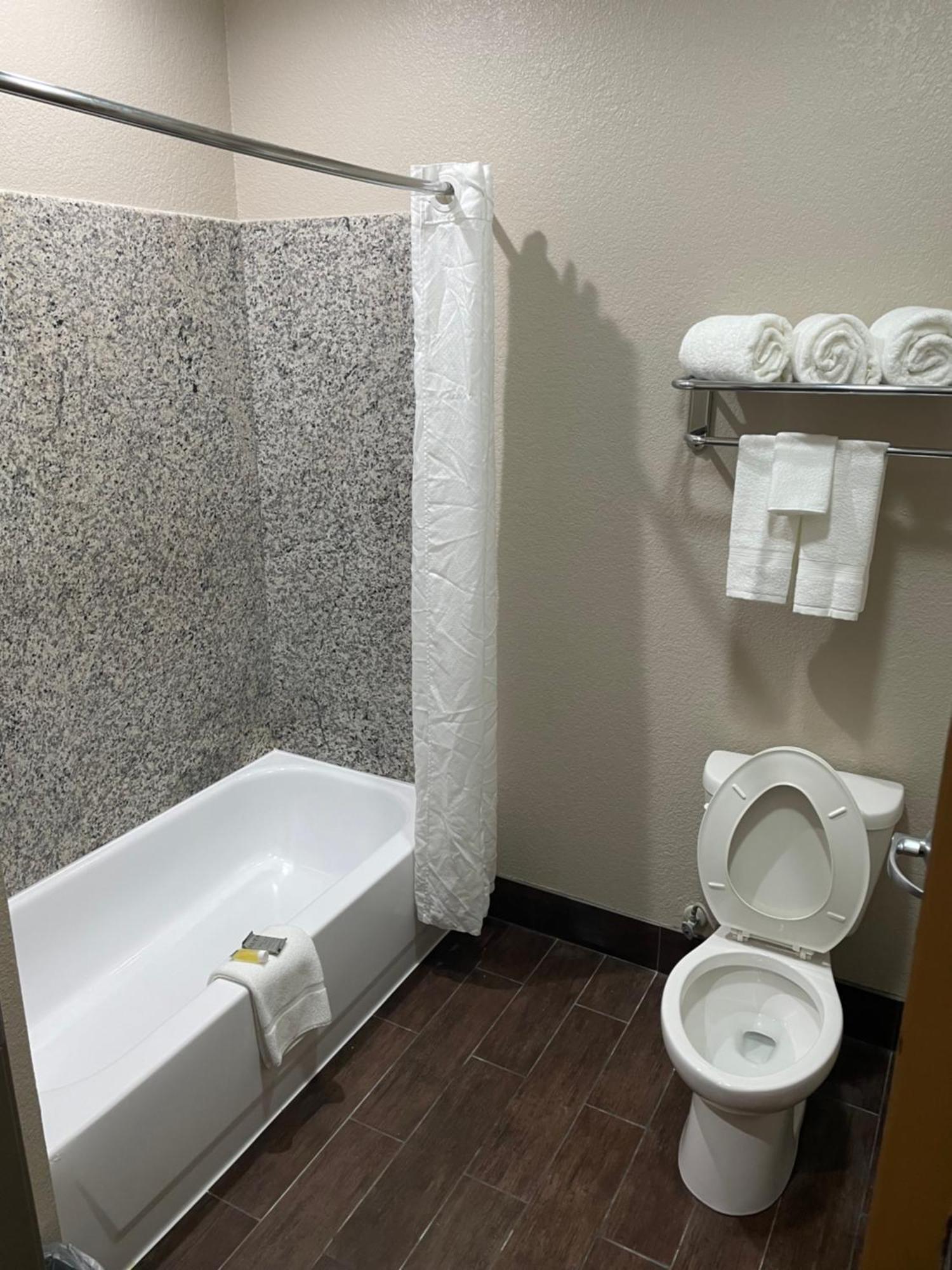 Super 8 By Wyndham San Antonio/alamodome Area 2*