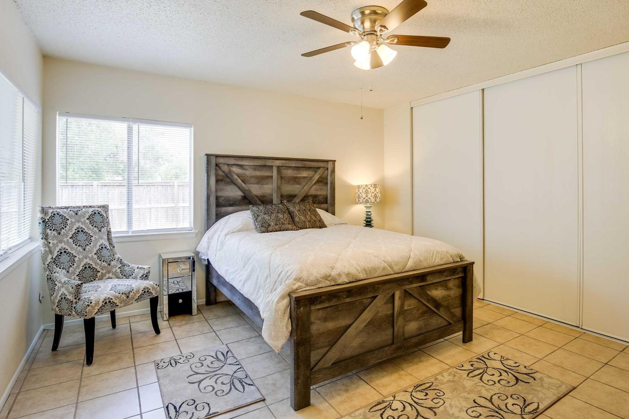 Holiday home Sunny With Backyard And Patio! *