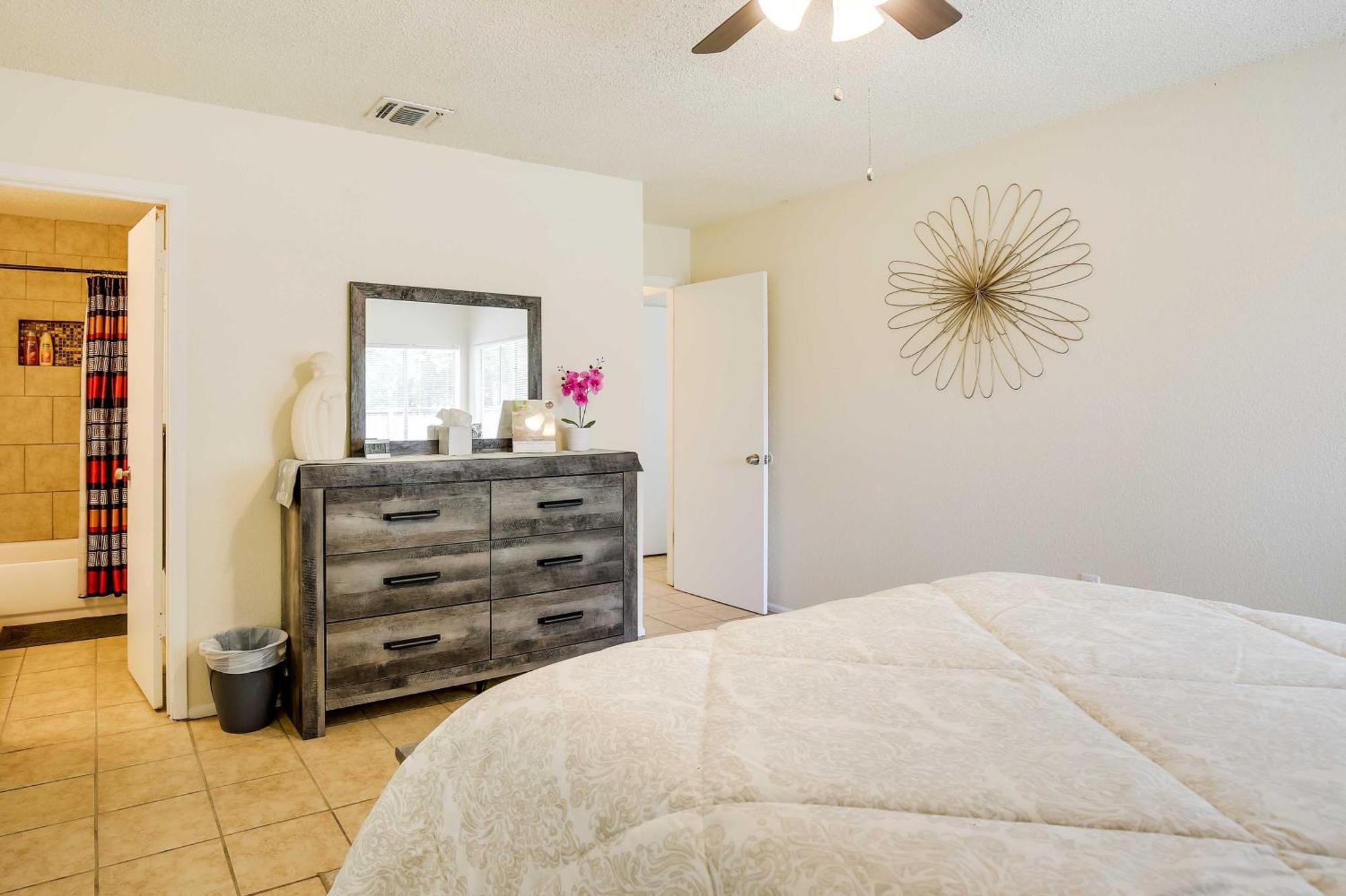 Sunny With Backyard And Patio! Holiday home San Antonio