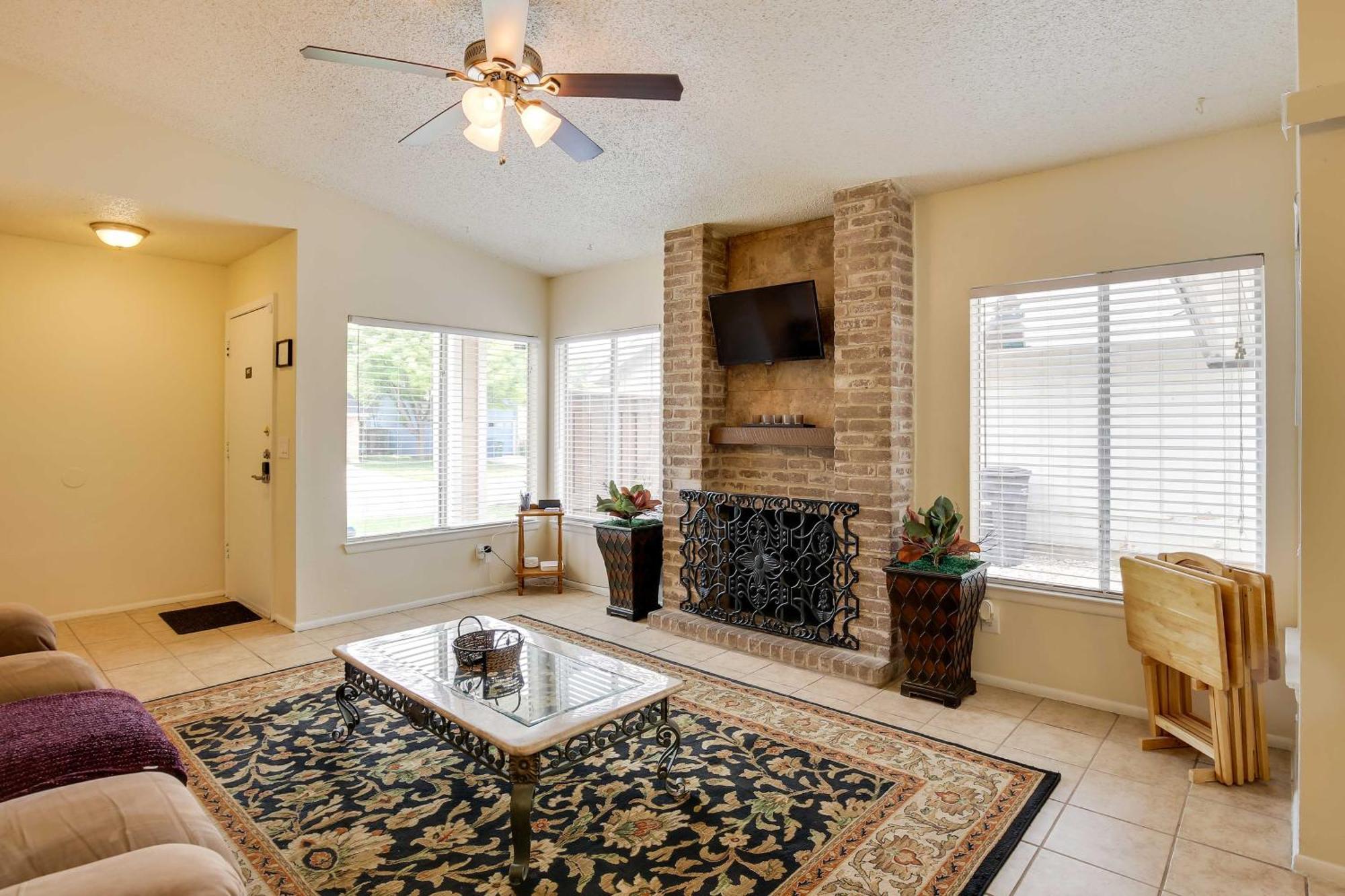 Sunny With Backyard And Patio! Holiday home