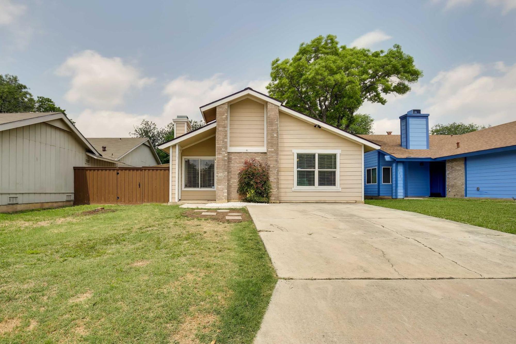 Sunny With Backyard And Patio!