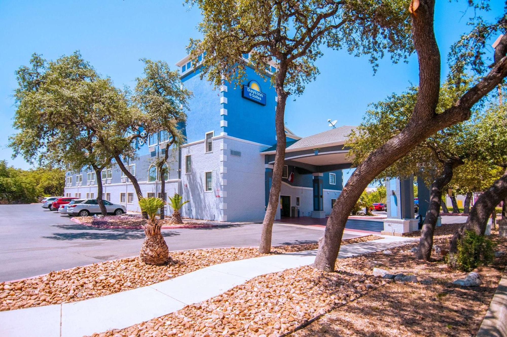 Days & By Wyndham North/stone Oak Hotel
