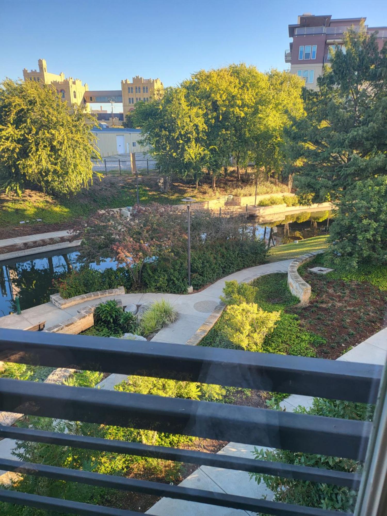 Beautiful On Riverwalk W King Ste Free Parking Pet Friendly Centrally Located On The Riverwalk Apartment *