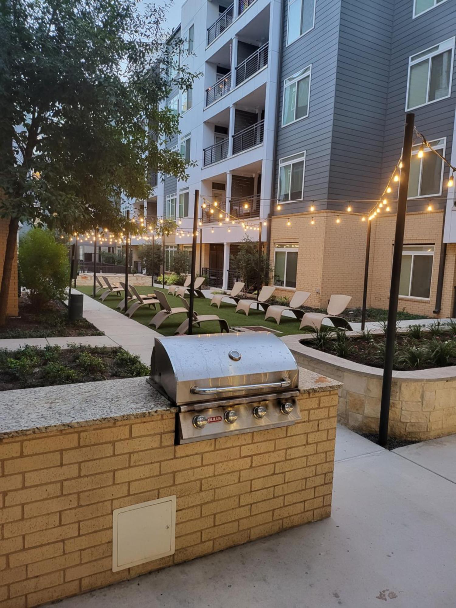 Beautiful On Riverwalk W King Ste Free Parking Pet Friendly Centrally Located On The Riverwalk Apartment