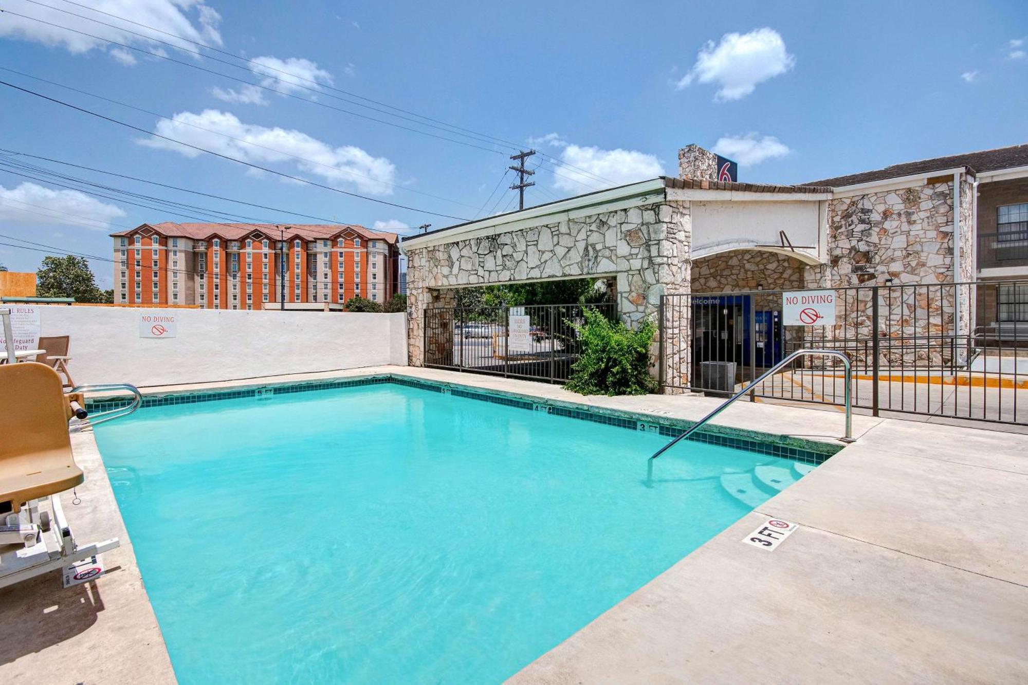 Hotel 6 Tx Northwest Medical Center 2*