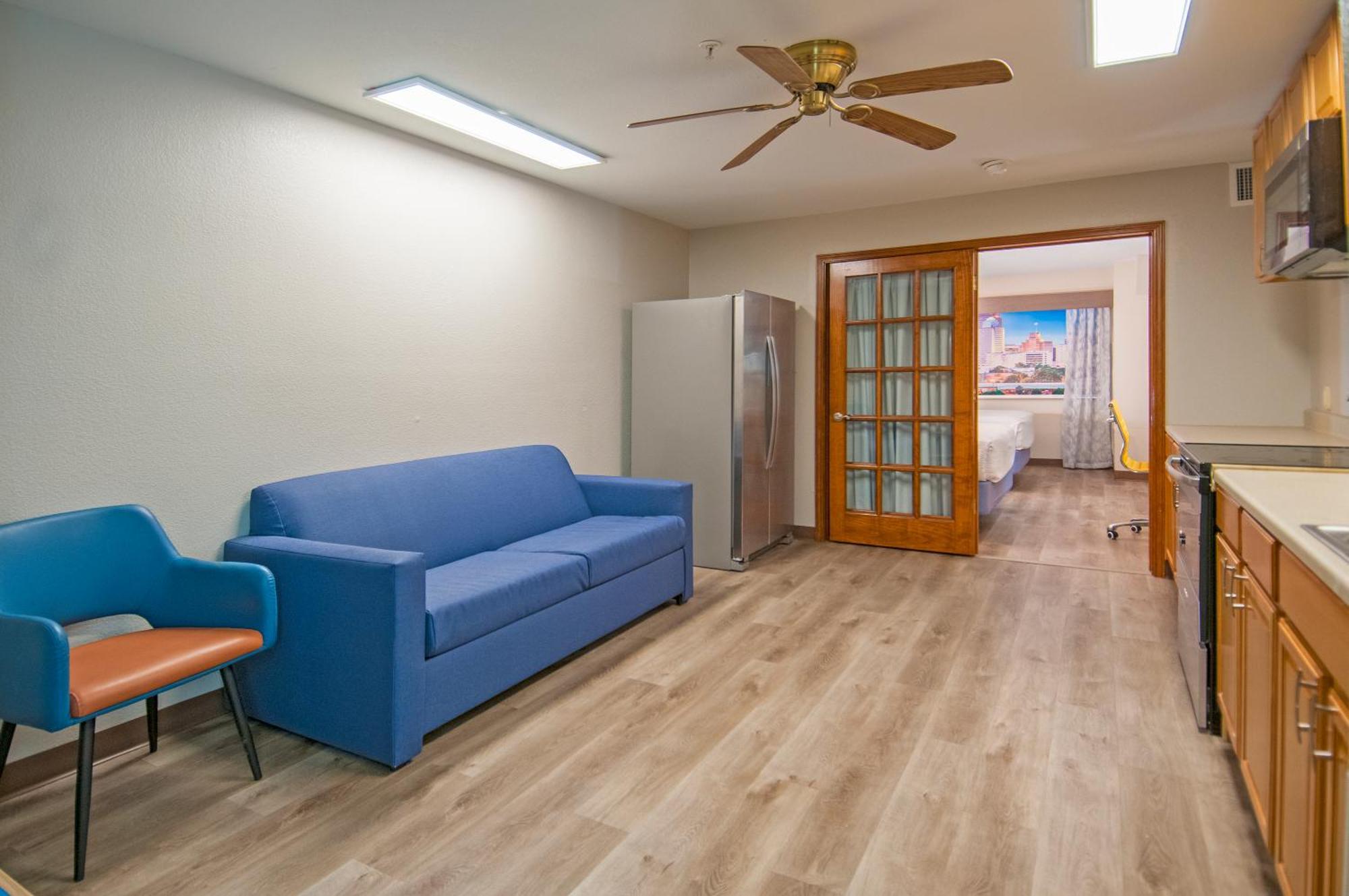 Days & By Wyndham North/stone Oak Hotel 2*