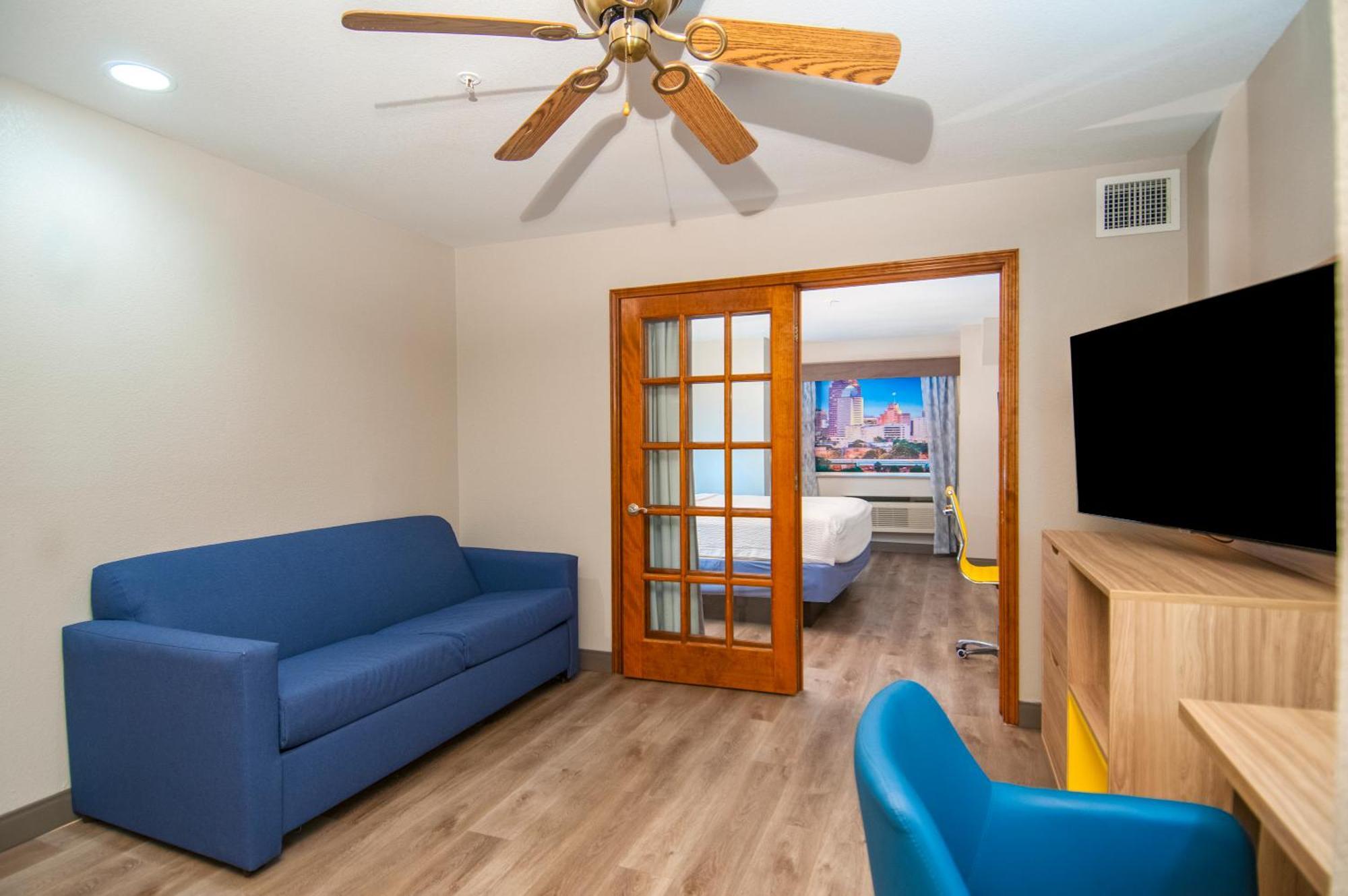 Days & By Wyndham North/stone Oak 2*