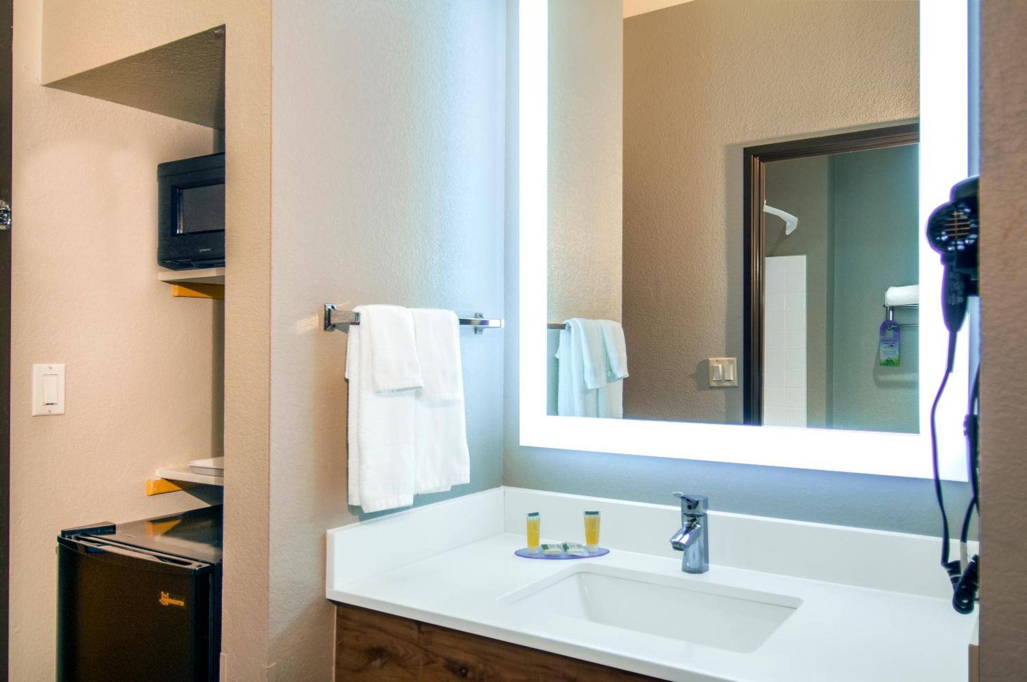 Days & By Wyndham North/stone Oak Hotel
