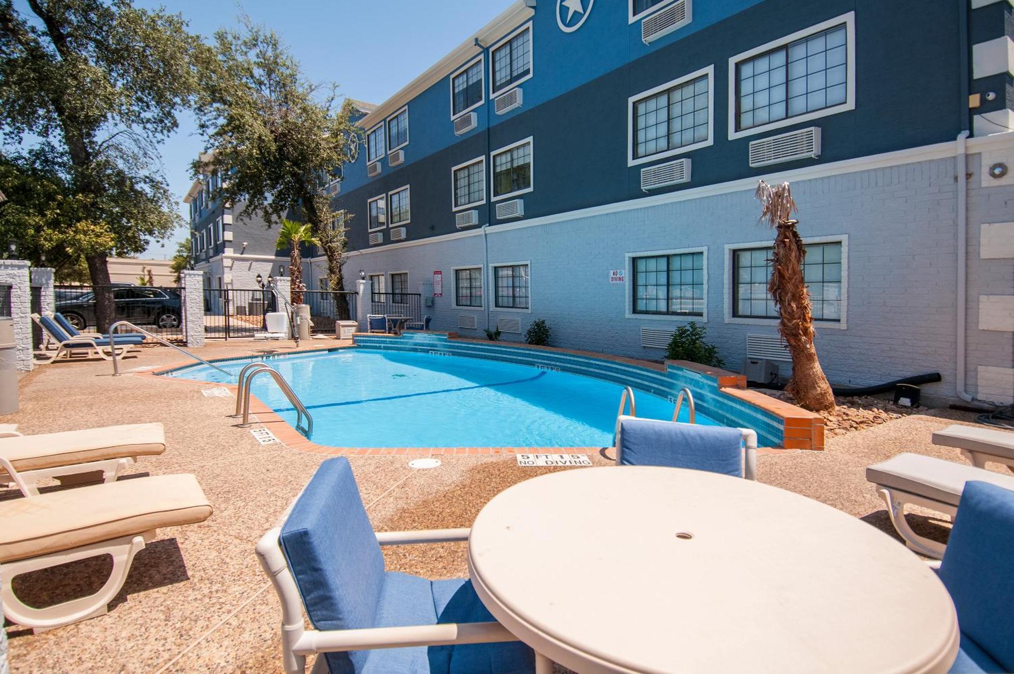 Days & By Wyndham North/stone Oak Hotel