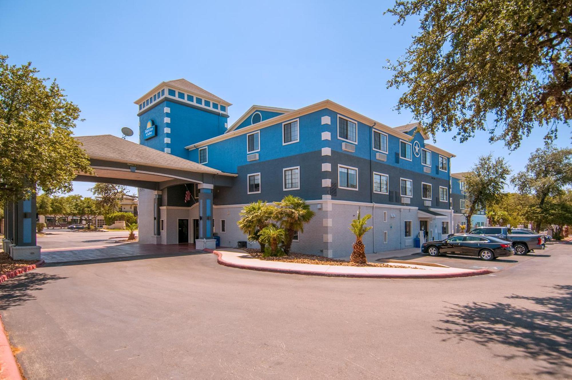 Days & By Wyndham North/stone Oak Hotel