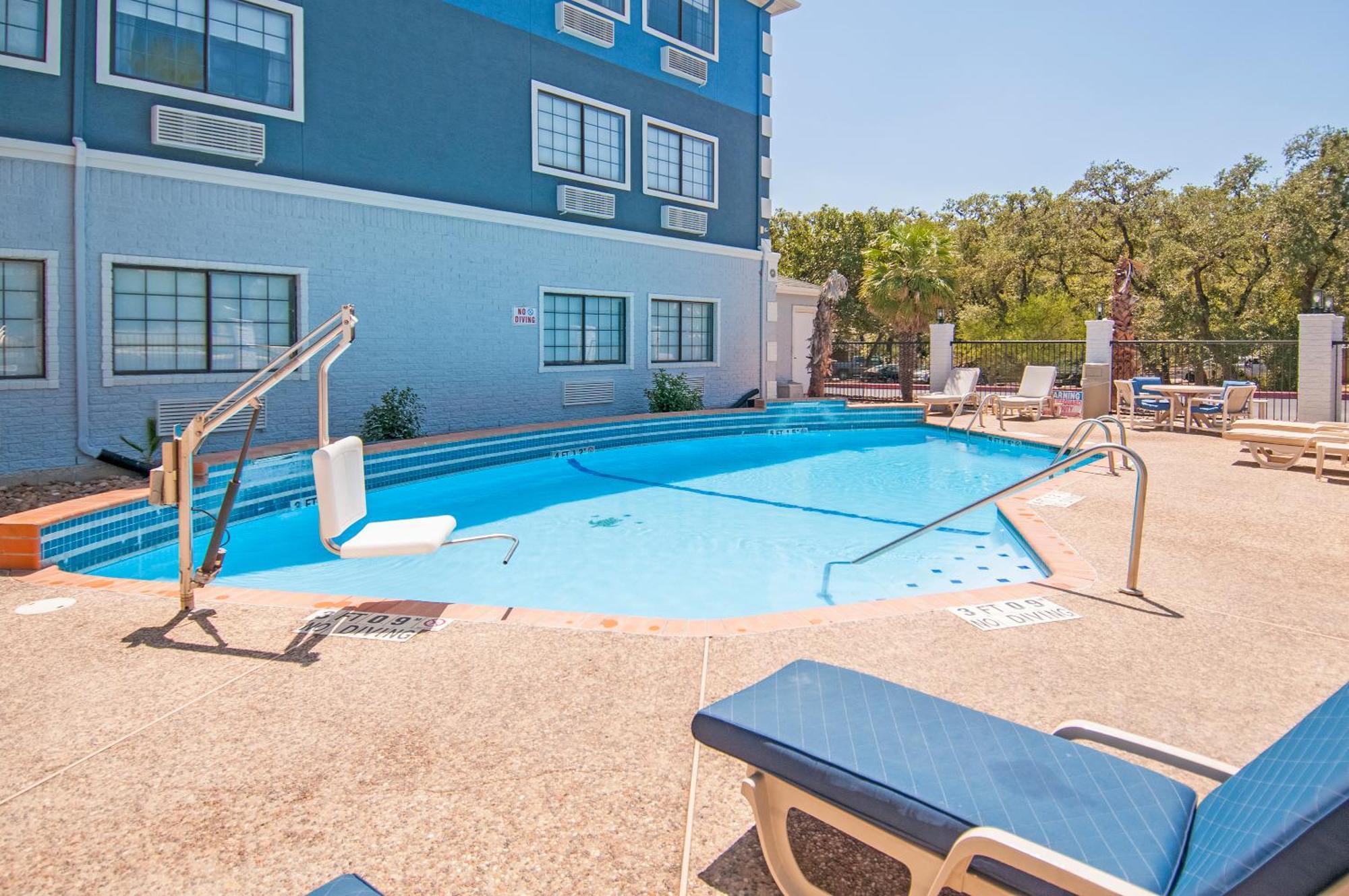 Days & By Wyndham North/stone Oak Hotel 2*