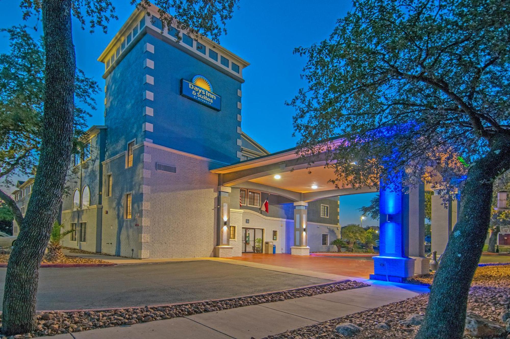 Days & By Wyndham North/stone Oak 2*