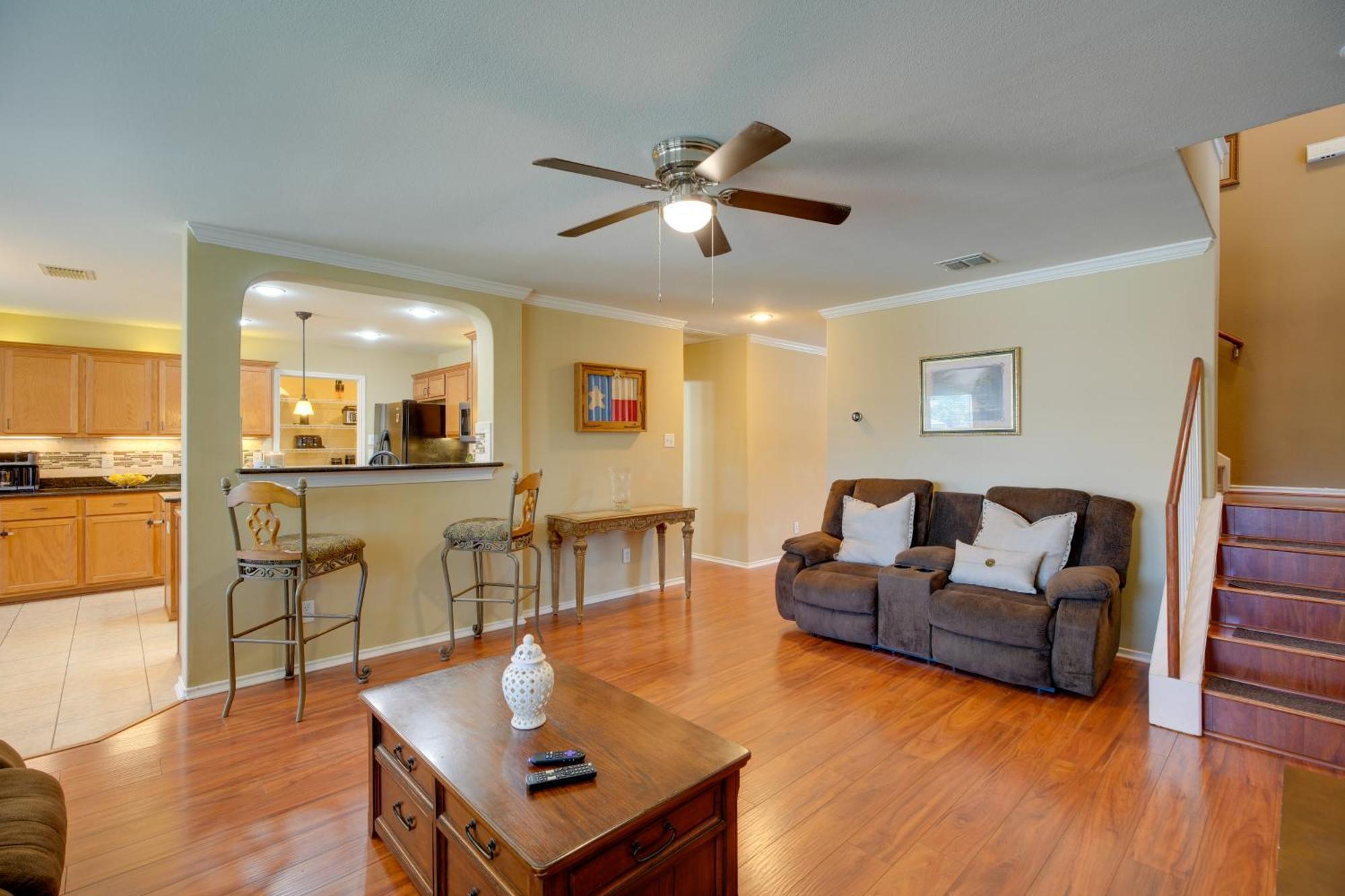 With Pool Access Near Lackland Afb Holiday home San Antonio