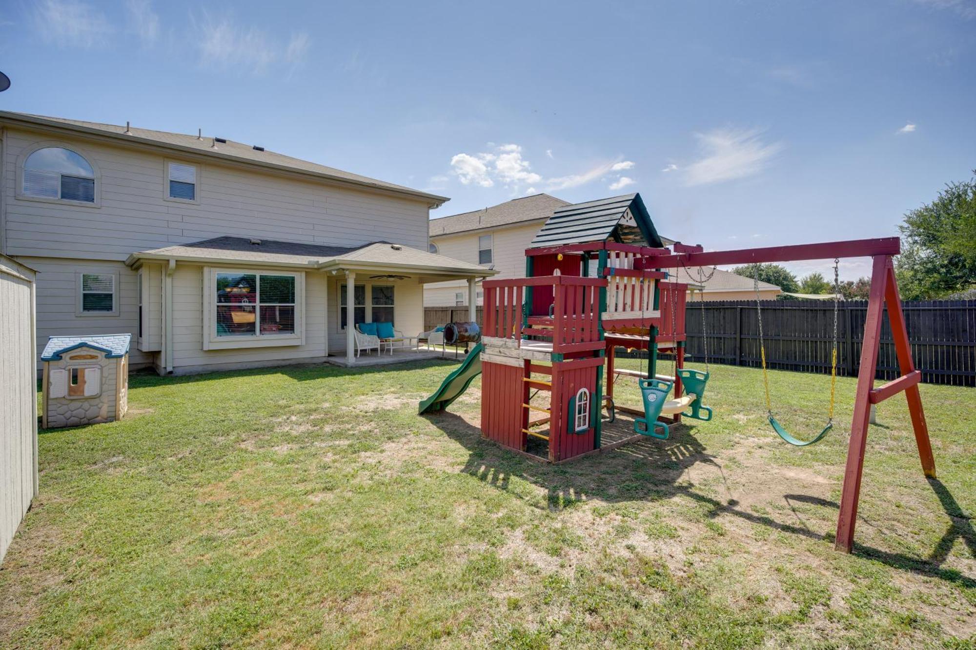 With Pool Access Near Lackland Afb Holiday home *