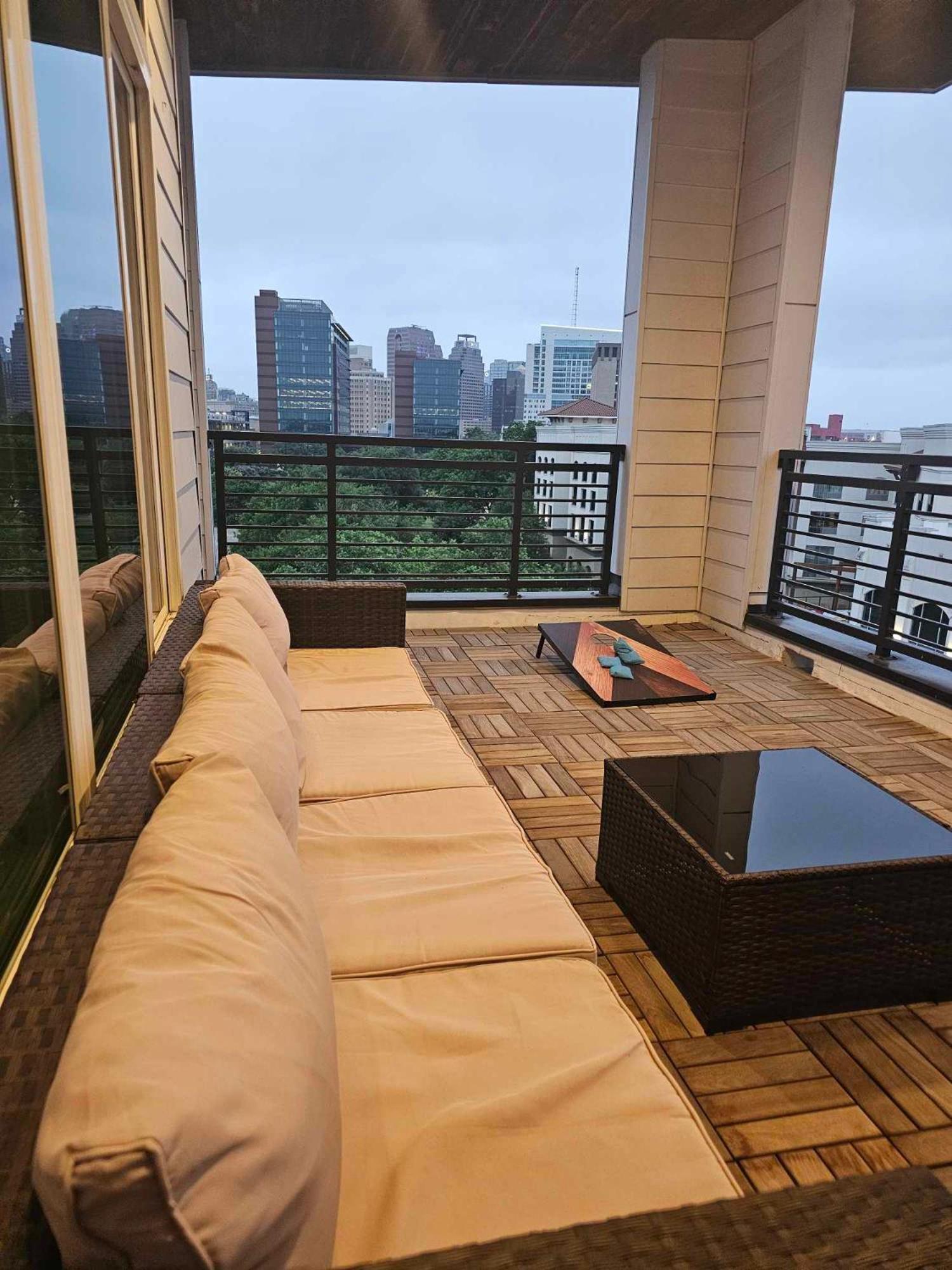 Riverwalk Penthouse Oasis W/free Parking Gym Pool *