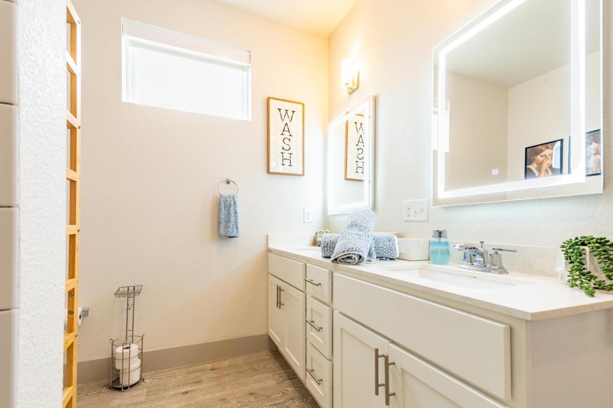 Riverwalk Penthouse Oasis W/free Parking Gym Pool Apartment San Antonio
