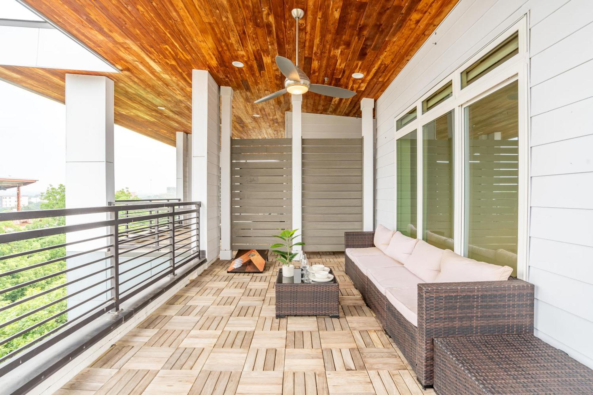 Riverwalk Penthouse Oasis W/free Parking Gym Pool *