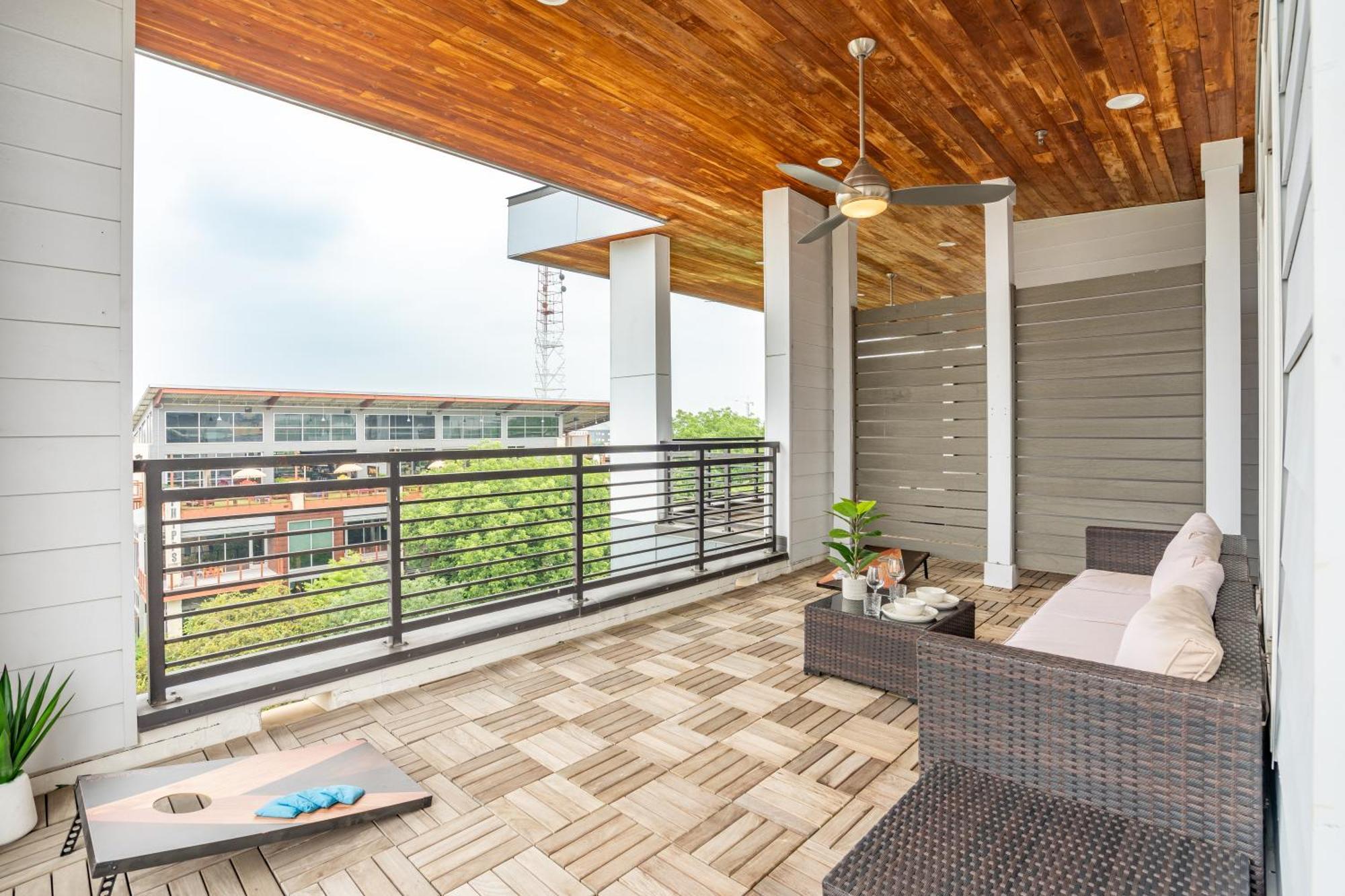 Riverwalk Penthouse Oasis W/free Parking Gym Pool *